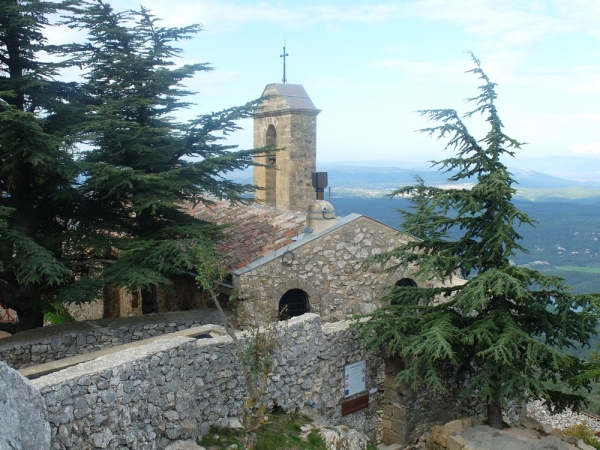 Les tuiles sur la chapelle depuis le GR9 en novembre 2024