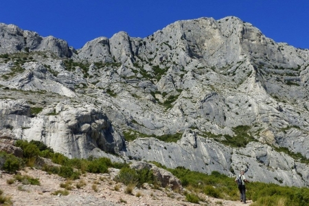 zoom_le-sentier-de-l-oppidum-en-montee-1_ia13