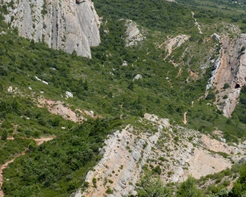 zoom_le-sentier-de-l-oppidum-en-montee-1_ia16